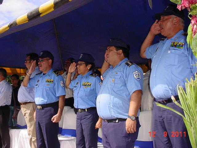 Mandos superiores de la Policia Nacional y el Alcalde Eulogio Mejia